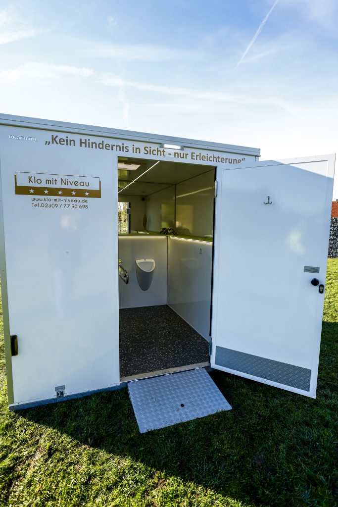 barrierefreier Wagen Aussenansicht mit Einblick nach innen