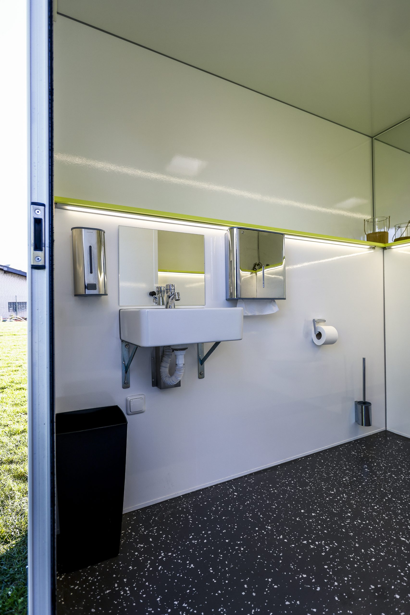 barrierefreier Wagen Innenansicht Waschtisch