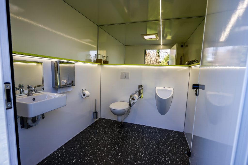 Innenansicht barrierefreier Toilettenwagen
